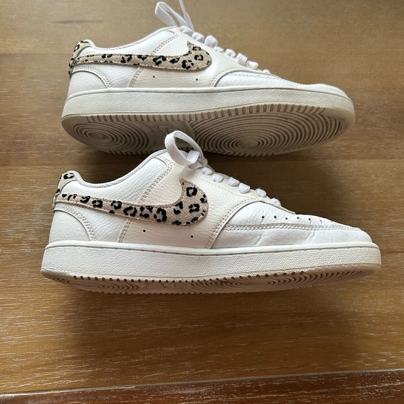 Nike 6.5 women’s shoe white with leopard - Picture 4 of 4